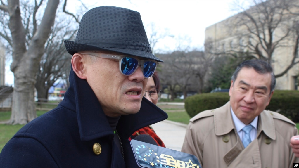 中国脱口秀名人周立波和律师莫虎抵达纽约的法院(2017年4月7日)