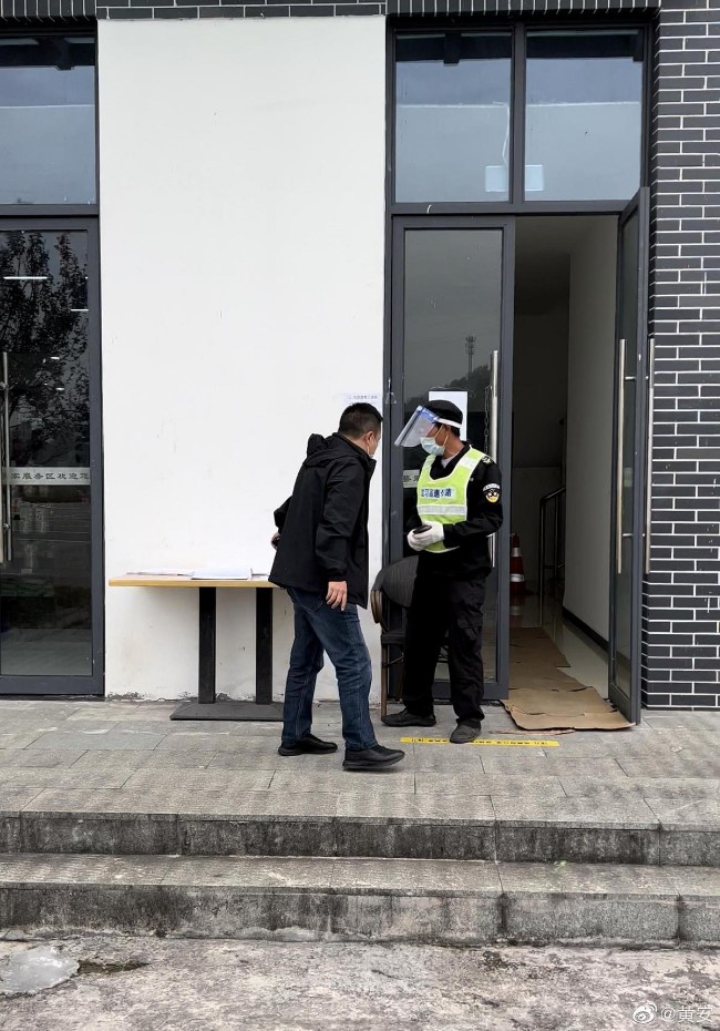 黄安不忍了!怒怼“大白” 惨遭报警逮人 黄安不忍了!怒怼“大白” 惨遭报警逮人