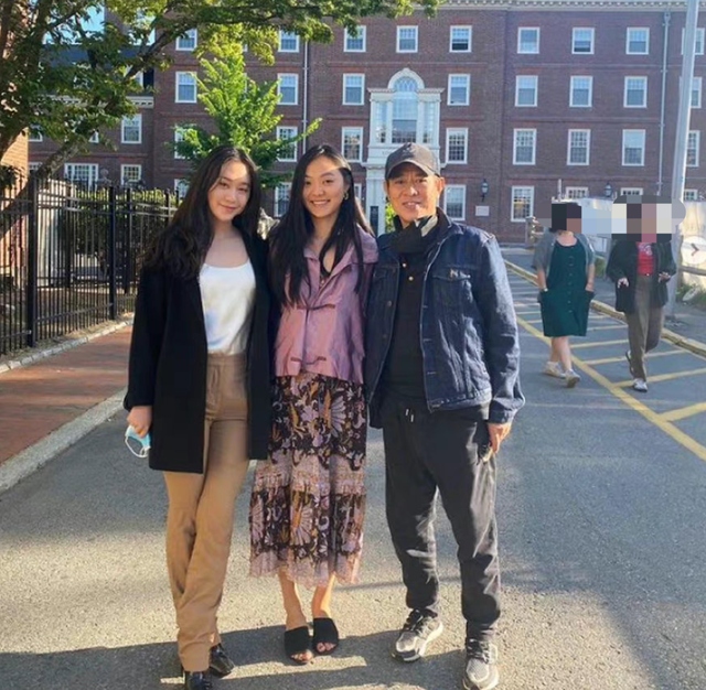 李连杰女儿坐私人飞机出行！19岁身材丰腴显成熟，曾患严重抑郁症|李连杰|私人飞机|抑郁症_新浪新闻