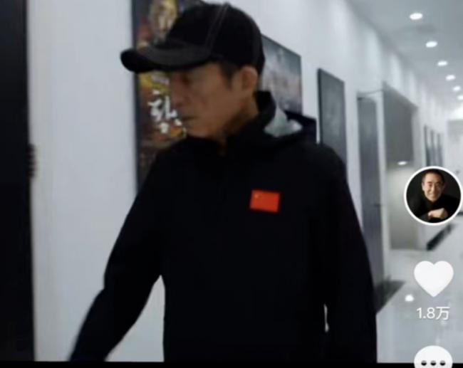 冯小刚发文否认移民传闻 张艺谋工作室晒照辟谣 冯小刚发文否认移民传闻 张艺谋工作室晒照辟谣