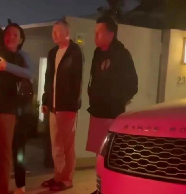 冯小刚发文否认移民传闻 张艺谋工作室晒照辟谣 冯小刚发文否认移民传闻 张艺谋工作室晒照辟谣