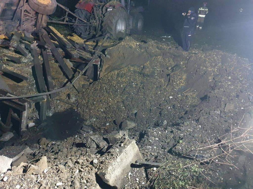 当地传媒报道,村内有一座用来处理谷物的设施被击中,引起爆炸及大火。路透社图片