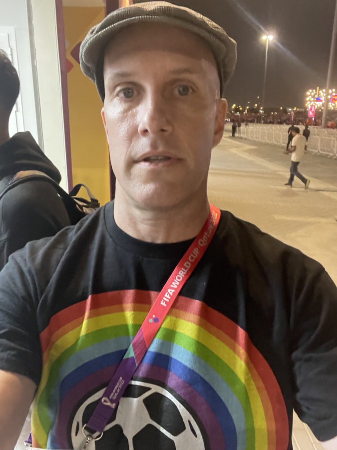 穿上彩虹上衣的记者沃尔(Grant Wahl)称保安人员不准他进入。twitter图