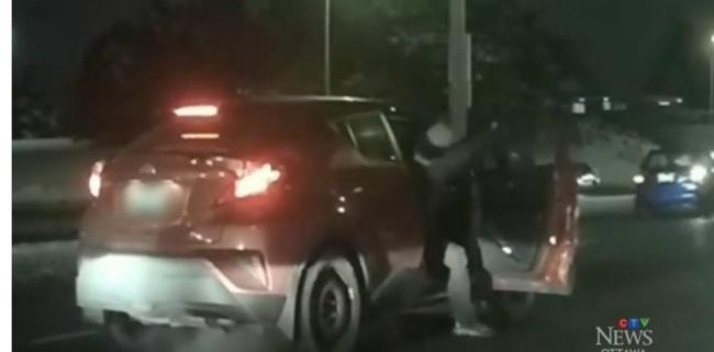 女子开车路上遇人求助 竟目睹明目张胆的抢劫 女子开车路上遇人求助 竟目睹明目张胆的抢劫