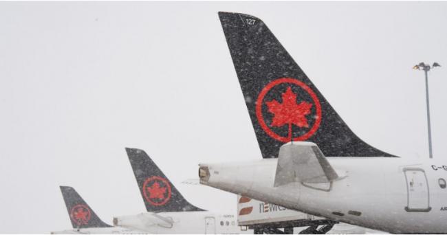 加航航班取消后 美国旅客雪地步行返回美国过节 加航航班取消后 美国旅客雪地步行返回美国过节