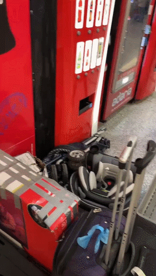 华人亲历机场崩溃:传送带断裂 行李箱堆成山 华人亲历机场崩溃:传送带断裂 行李箱堆成山