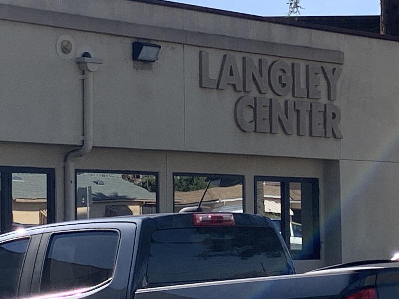 蒙市兰利老人中心(Langley Center)设立被害人家属临时服务机构。(记...