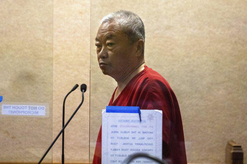赵春利身穿红色囚服出现在法庭内玻璃隔板后面,全程面无表情。(美联社)