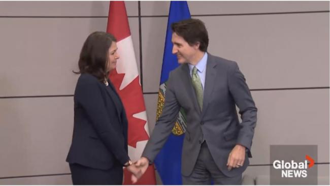 尴尬!特鲁多与省长握手遇冷!被疑传递重要信号 尴尬!特鲁多与省长握手遇冷!被疑传递重要信号