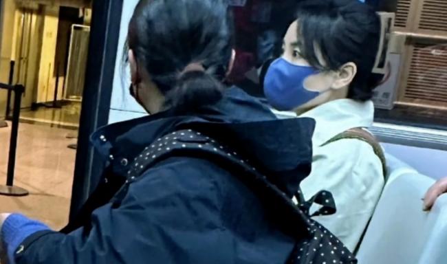 震惊：54岁王菲又怀孕了？国外被拍小腹隆起&hellip;