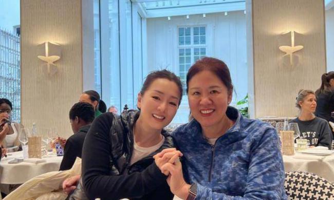 久违了:郎平巩俐巴黎同框,逛街吃饭享受人生 久违了:郎平巩俐巴黎同框,逛街吃饭享受人生