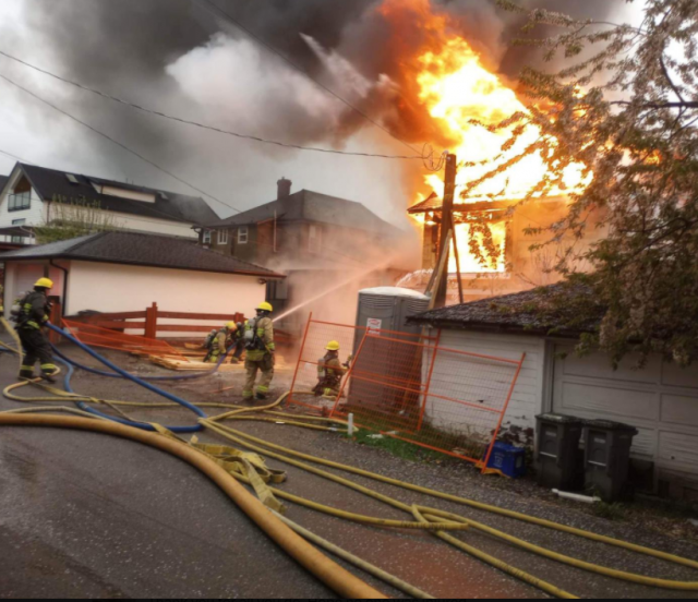 温哥华独立屋大火 屋主一天没住 豪宅烧成废墟 温哥华独立屋大火 屋主一天没住 豪宅烧成废墟