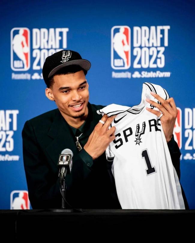 全美热搜第一!“小甜甜”布兰妮向NBA新星文班亚马求合影遭掌掴!直接报警… 全美热搜第一!“小甜甜”布兰妮向NBA新星文班亚马求合影遭掌掴!直接报警…