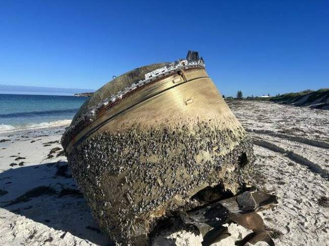 马航MH370零件?澳洲海滩惊见巨大不明金属物体 马航MH370零件?澳洲海滩惊见巨大不明金属物体