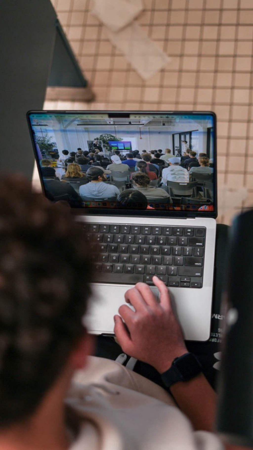 埃里克(Eric Zhu)日前出人工智能(AI)业界在三藩市举行的活动。