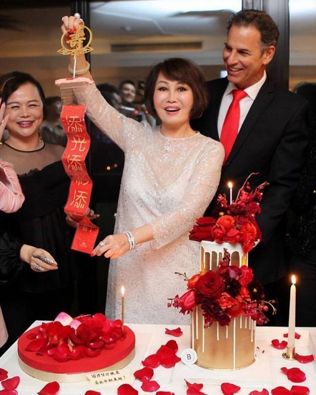 77岁靳羽西出手曼哈顿2亿豪宅!和小20岁白人新男友十指相扣秀恩爱 77岁靳羽西出手曼哈顿2亿豪宅!和小20岁白人新男友十指相扣秀恩爱