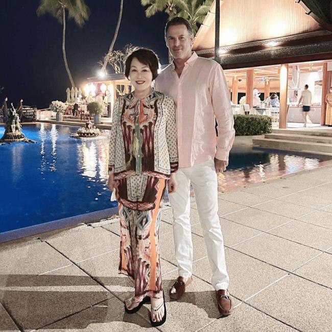 77岁靳羽西出手曼哈顿2亿豪宅!和小20岁白人新男友十指相扣秀恩爱 77岁靳羽西出手曼哈顿2亿豪宅!和小20岁白人新男友十指相扣秀恩爱