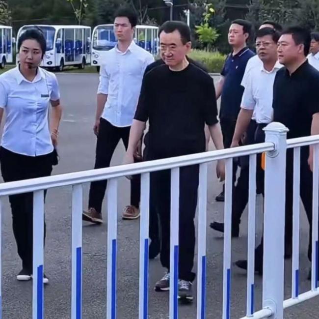 68岁王健林现身被指暴瘦 近十人保驾护航 68岁王健林现身被指暴瘦 近十人保驾护航