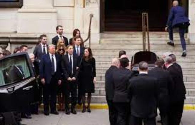 梅拉尼娅随夫赴葬礼 马克龙妻子赞她“驭夫有道 梅拉尼娅随夫赴葬礼 马克龙妻子赞她“驭夫有道