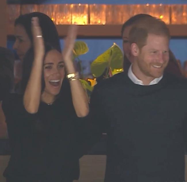 哈里梅根现身温哥华 梅根一身珠宝.4万 哈里梅根现身温哥华 梅根一身珠宝.4万