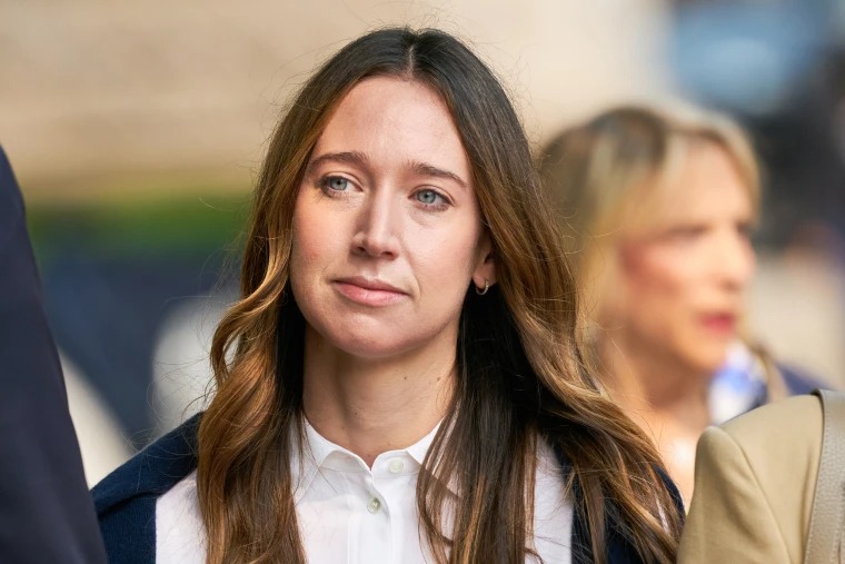 初创公司Frank创办人Charlie Javice毕业于名校宾夕凡尼亚大学沃顿商学院。她于2016年创立的Frank,据称可以帮助大学生更简易地申请各式各样的奖学金,并2019年以26岁之龄登上U30,曾被誉为「科技新星」。 初创公司Frank创办人Charlie Javice毕业于名校宾夕凡尼亚大学沃顿商学院。她于2016年创立的Frank,据称可以帮助大学生更简易地申请各式各样的奖学金,并2019年以26岁之龄登上U30,曾被誉为「科技新星」。