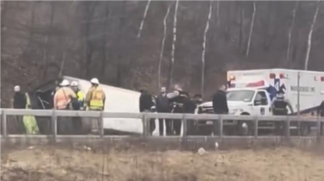 突发!加拿大旅游大巴侧翻 已致1人死亡 突发!加拿大旅游大巴侧翻 已致1人死亡