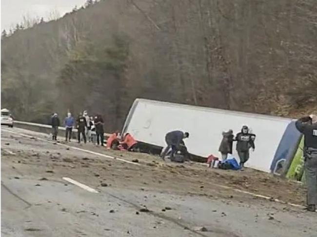 突发!加拿大旅游大巴侧翻 已致1人死亡 突发!加拿大旅游大巴侧翻 已致1人死亡
