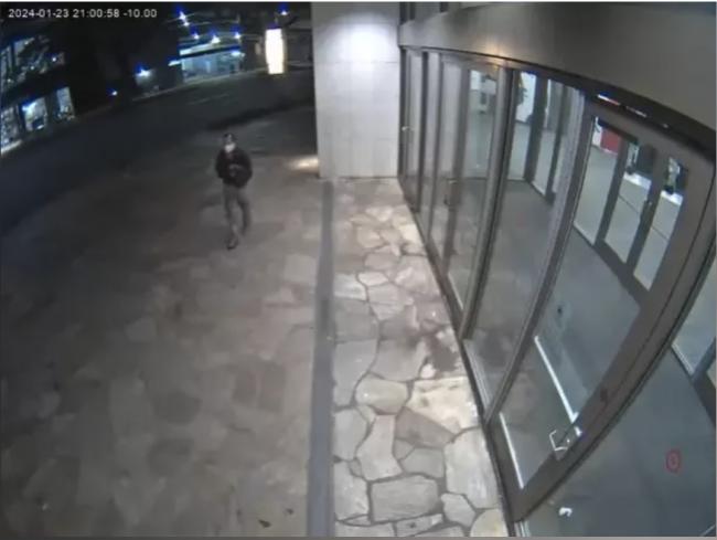 当街对中国女子泼化学液体嫌犯被捕 当街对中国女子泼化学液体嫌犯被捕