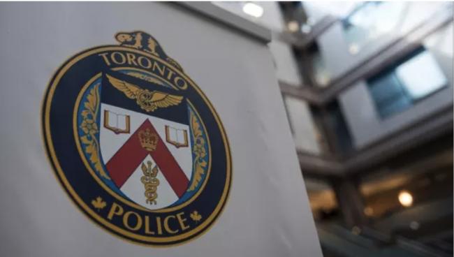 四少年见警员靠近拔足狂奔 一人掏枪朝警员射击 四少年见警员靠近拔足狂奔 一人掏枪朝警员射击