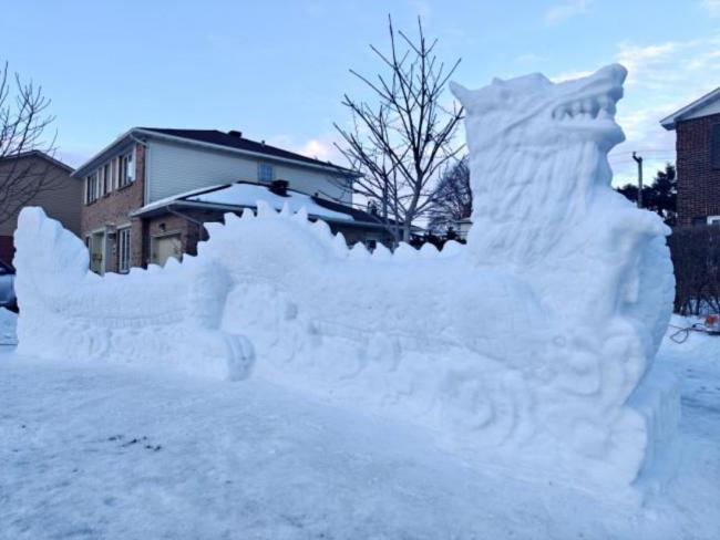 壮观:加拿大华人家门前雪雕长龙贺新春 壮观:加拿大华人家门前雪雕长龙贺新春