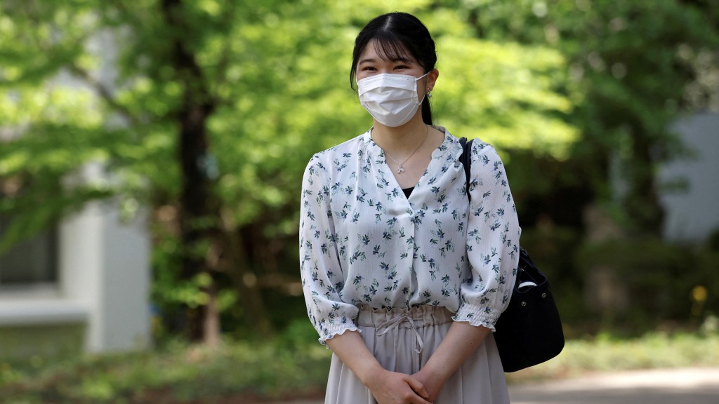 爱子上课被跟拍,上前向记者打招呼。 路透社 爱子上课被跟拍,上前向记者打招呼。 路透社