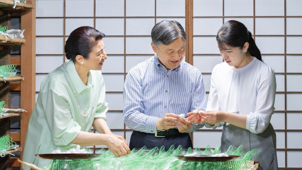 爱子公主(右)养蚕十多年。美联社 爱子公主(右)养蚕十多年。美联社