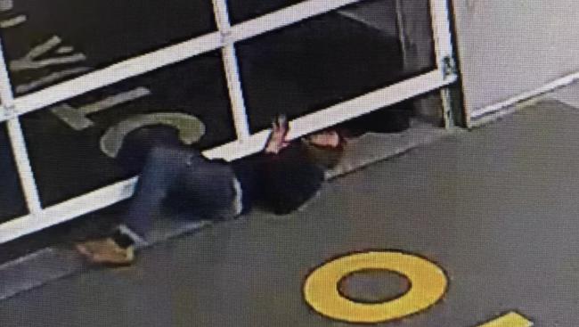滚进门就不会被拍到?两蠢贼夜闯车行被拍 滚进门就不会被拍到?两蠢贼夜闯车行被拍