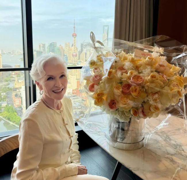 马斯克妈妈定居中国?母亲节在上海,儿子送来鲜花 马斯克妈妈定居中国?母亲节在上海,儿子送来鲜花