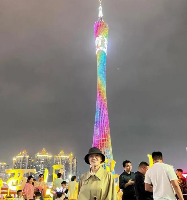 马斯克妈妈定居中国?母亲节在上海,儿子送来鲜花 马斯克妈妈定居中国?母亲节在上海,儿子送来鲜花