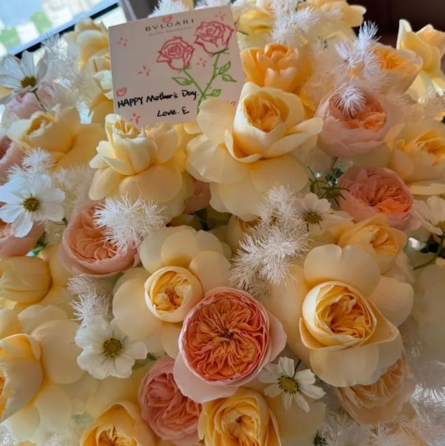 马斯克妈妈定居中国?母亲节在上海,儿子送来鲜花 马斯克妈妈定居中国?母亲节在上海,儿子送来鲜花