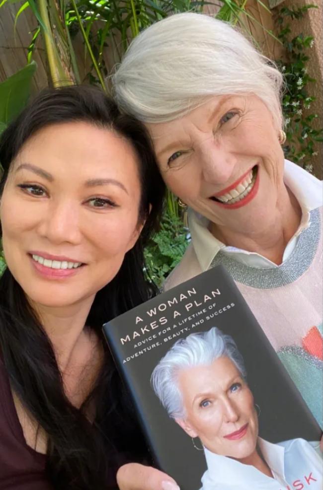 马斯克妈妈定居中国?母亲节在上海,儿子送来鲜花 马斯克妈妈定居中国?母亲节在上海,儿子送来鲜花