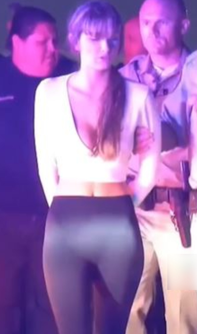 18岁的休斯超速危驾被捕,因其甜美外形和美辣衣着迷倒无数网民。 18岁的休斯超速危驾被捕,因其甜美外形和美辣衣着迷倒无数网民。