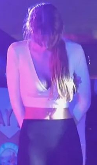 18岁的休斯超速危驾被捕,因其甜美外形和美辣衣着迷倒无数网民。 18岁的休斯超速危驾被捕,因其甜美外形和美辣衣着迷倒无数网民。