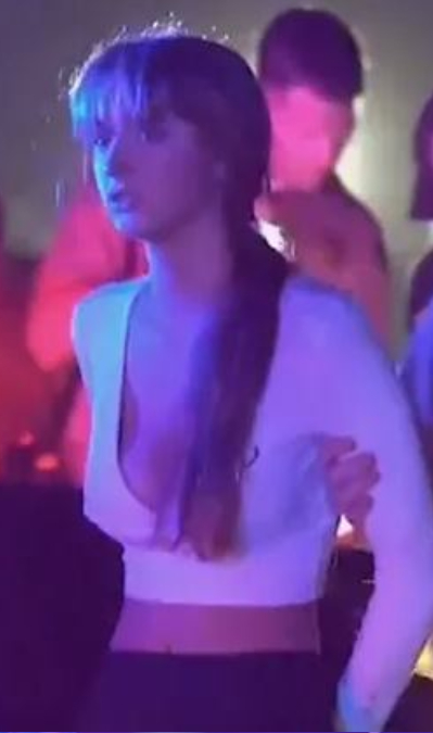 18岁的休斯超速危驾被捕,因其甜美外形和美辣衣着迷倒无数网民。 18岁的休斯超速危驾被捕,因其甜美外形和美辣衣着迷倒无数网民。