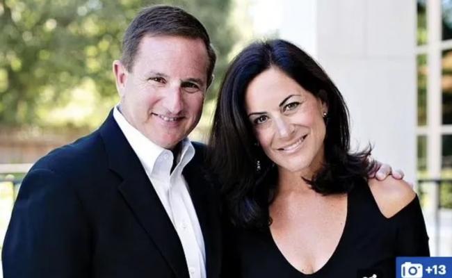 67岁的比尔·盖茨要闪婚?60岁豪门遗孀秀出巨大钻戒!当事人亲自回应…