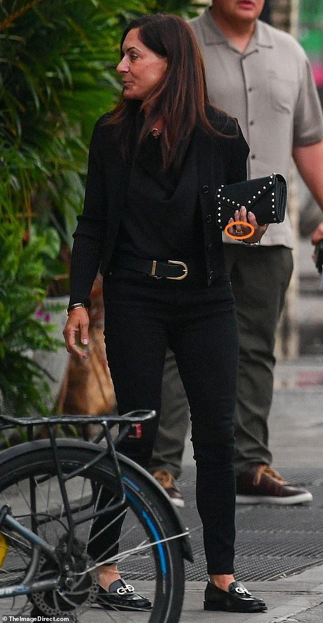 67岁的比尔·盖茨要闪婚?60岁豪门遗孀秀出巨大钻戒!当事人亲自回应…