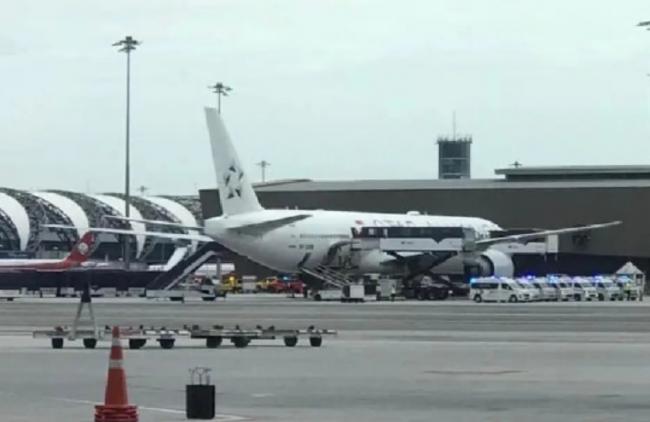 突发:新加坡航空客机迫降,已致2人死亡30人受伤 突发:新加坡航空客机迫降,已致2人死亡30人受伤