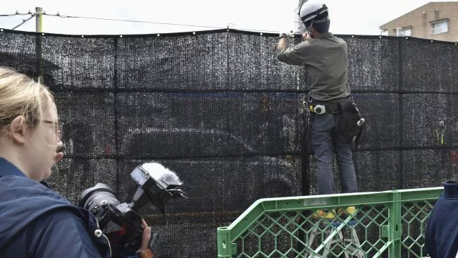 游客太多!日本小镇出奇招"遮挡"富士山