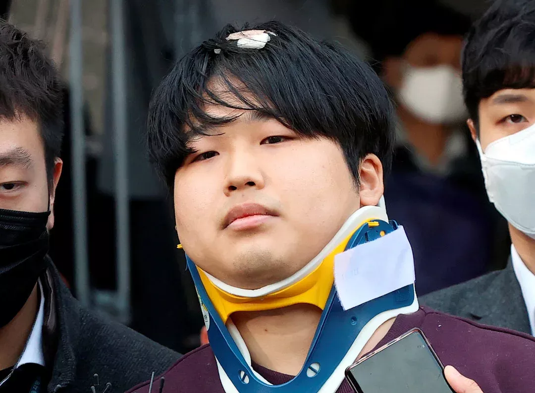 当地时间2020年3月25日，韩国首尔，韩国&ldquo;N号房&rdquo;主犯赵主彬（中）离开警察局，将被移交检方作进一步调查。视觉中国 资料图