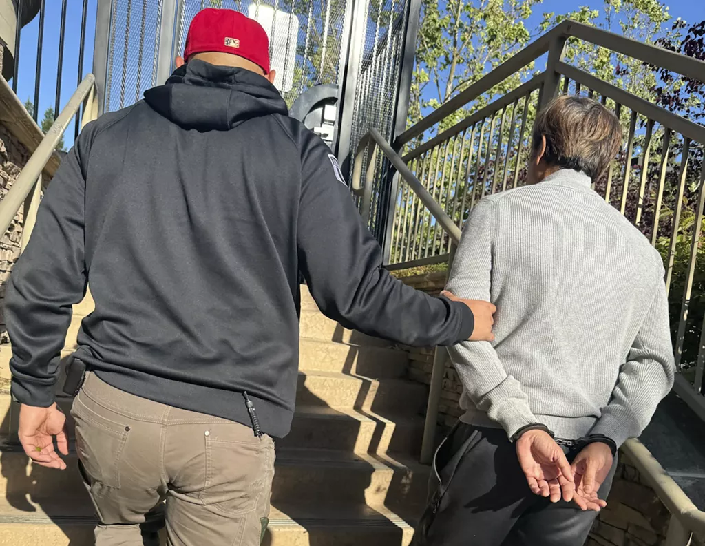 华裔“口臭色狼”潜逃17年落网 她豪宅共枕15年蒙鼓裡