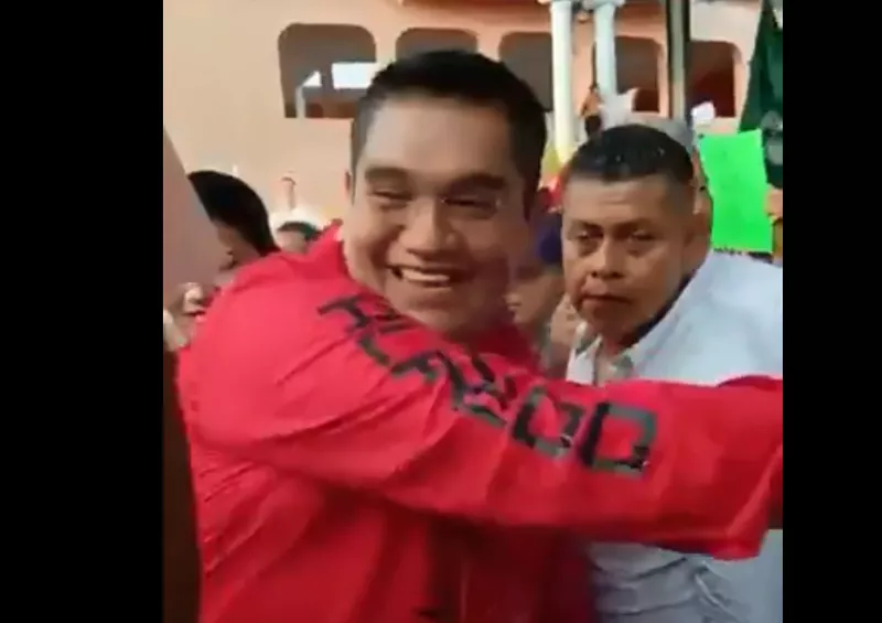 惊悚视频:墨西哥市长候选人灿笑握手 下秒遭爆头…