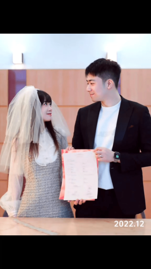 丁佳敏前年底已与周力源领证,前年中两人订婚时,更有传礼金高达18亿人民币。 丁佳敏前年底已与周力源领证,前年中两人订婚时,更有传礼金高达18亿人民币。