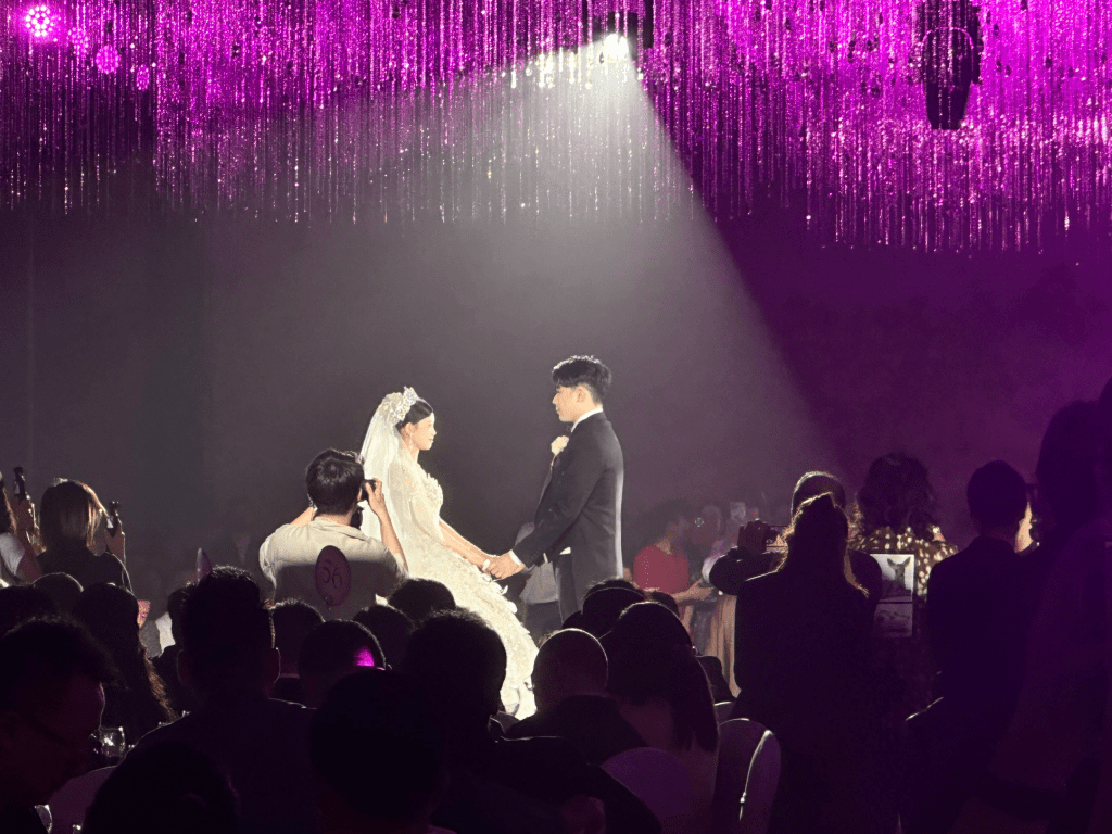 上周六(1日)两人在厦门举行婚礼。 上周六(1日)两人在厦门举行婚礼。