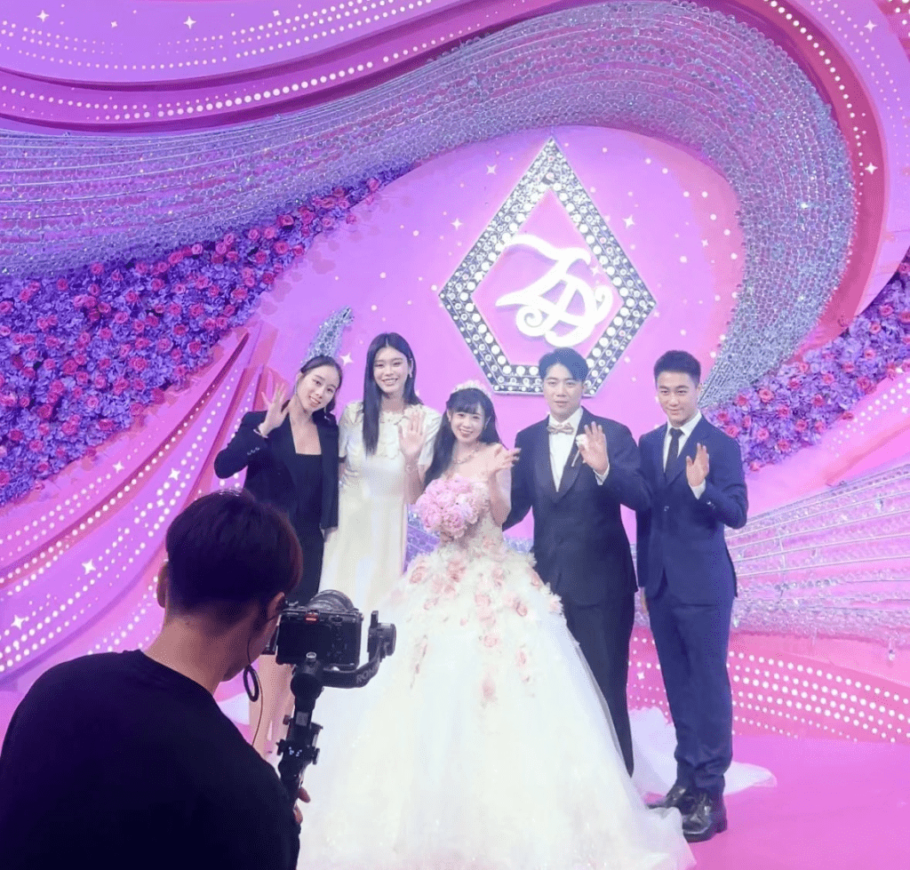 何猷君、奚梦瑶、何超欣现身祝贺! 何猷君、奚梦瑶、何超欣现身祝贺!